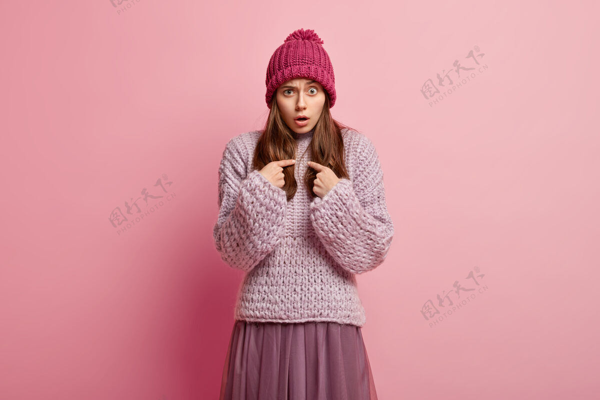 冬装穿冬装的年轻黑发女人女人帽子毛衣