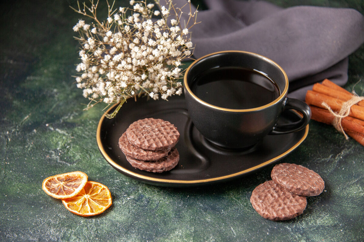杯子前视一杯红茶 茶杯和盘子上放着饼干 表面颜色为深色的糖杯早餐甜点蛋糕饼干仪式饼干仪式景观