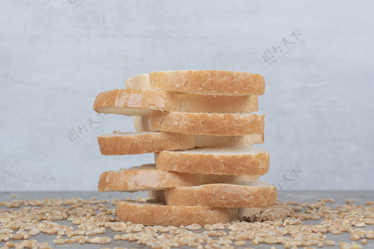 面包房在大理石表面放一套燕麦面包片套餐小块面包