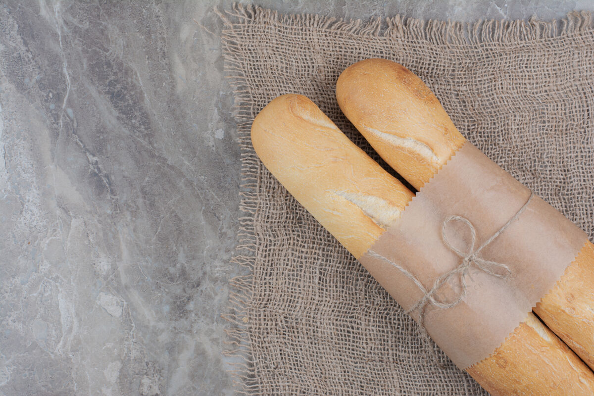 糕点在大理石表面切半块法式面包迷你硬皮美味