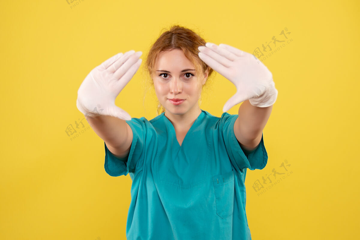 黄色正面图女医生穿着医用衬衫 戴着手套 颜色为covid-19健康情绪大流行病毒人颜色手套