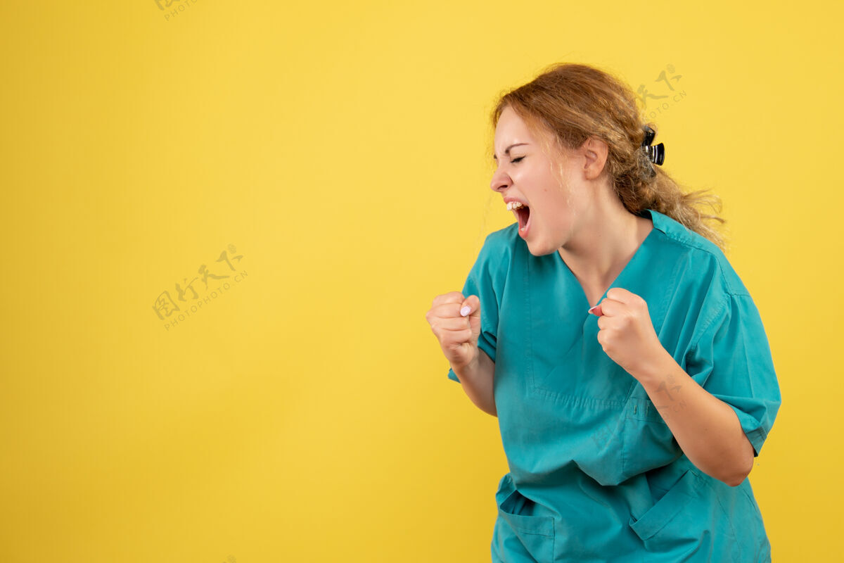 健康前视女医生身着医用衬衫欢呼雀跃 色情健医covid-19护士人情绪医疗