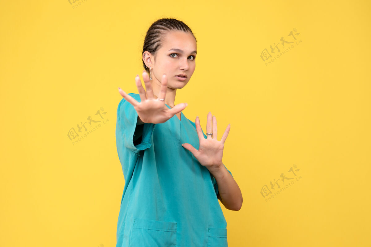 女医生正面图身穿医疗衫的女医生 护士科维德-19健康色情感医院人成人医学