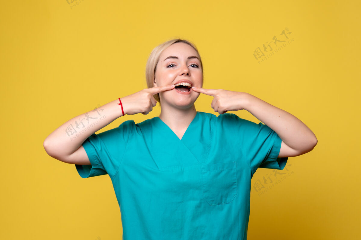 成人前视图穿着医疗衬衫的女医生 护士医生黄色女性人