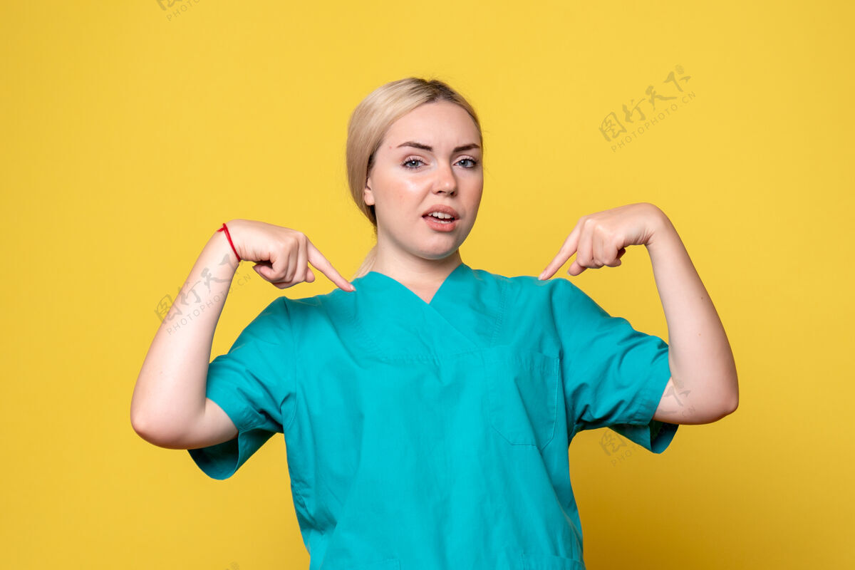 微笑前视图穿着医疗衬衫的女医生 医护人员 护士女人女医生流行病