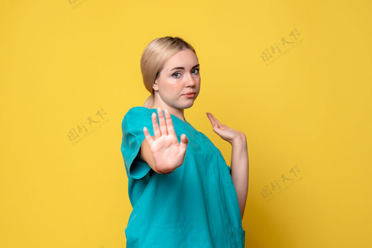 人前视图穿着医疗衬衫的女医生 大流行护士医疗科维德-19情感医学情绪黄色