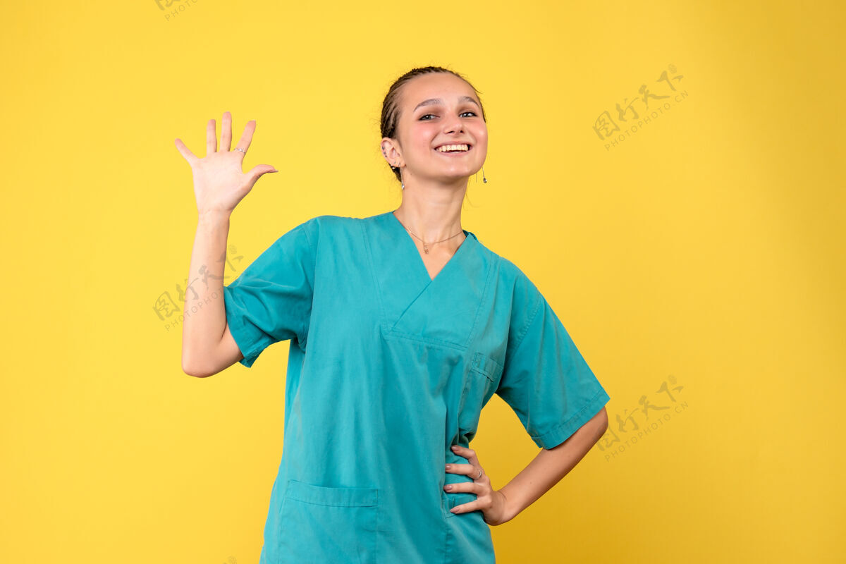 女人正面图女医生穿着医用衬衫 彩色医院冠状病毒-19健康病毒人漂亮医疗