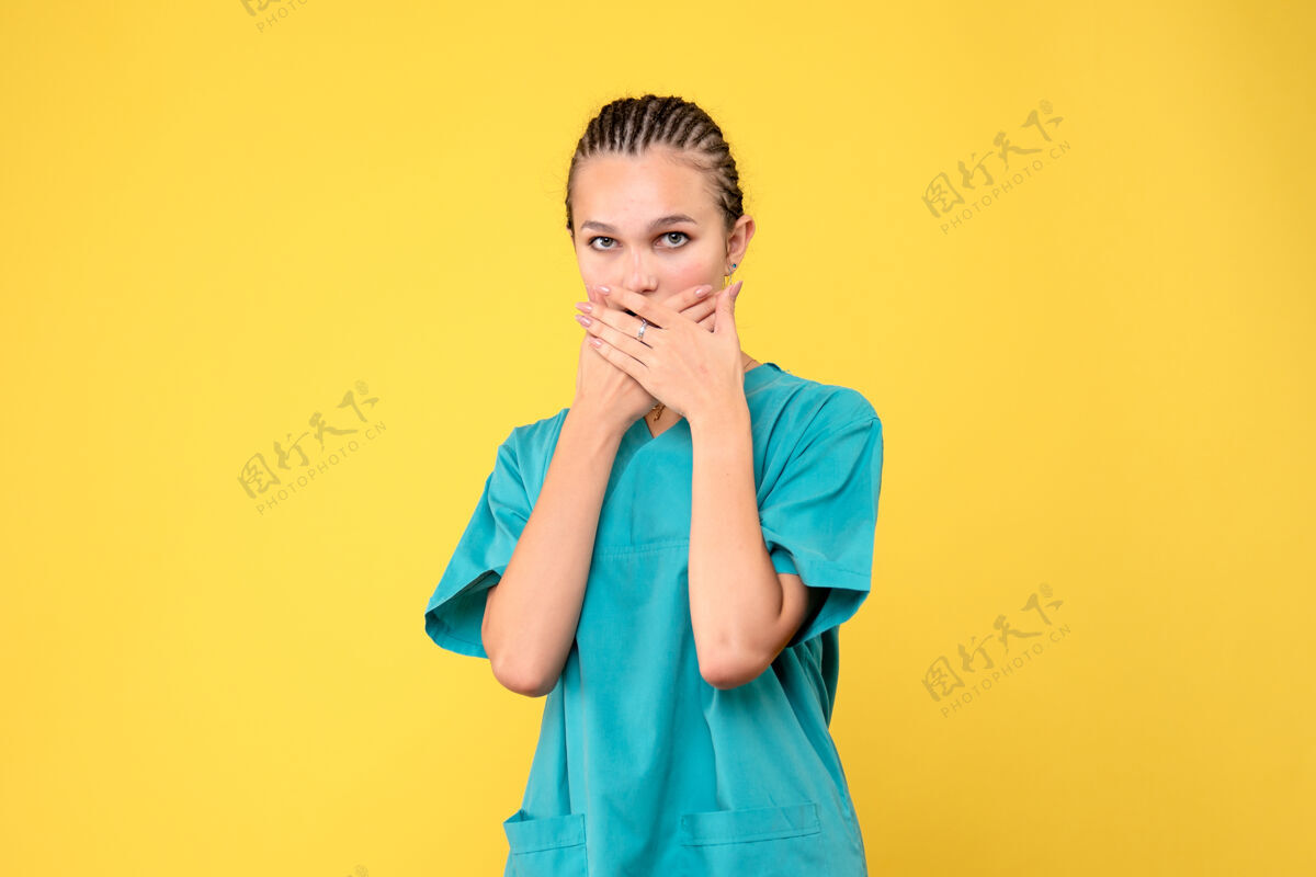 黄色正面图女医生穿着医用衬衫 情绪健康护士covid-19病毒色医院女人护士颜色