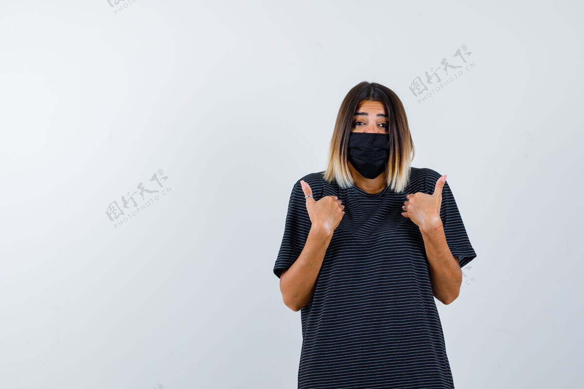 模特一位女士指着自己 穿着黑色连衣裙 戴着医用面罩 面带困惑 正对着前方前面人头发