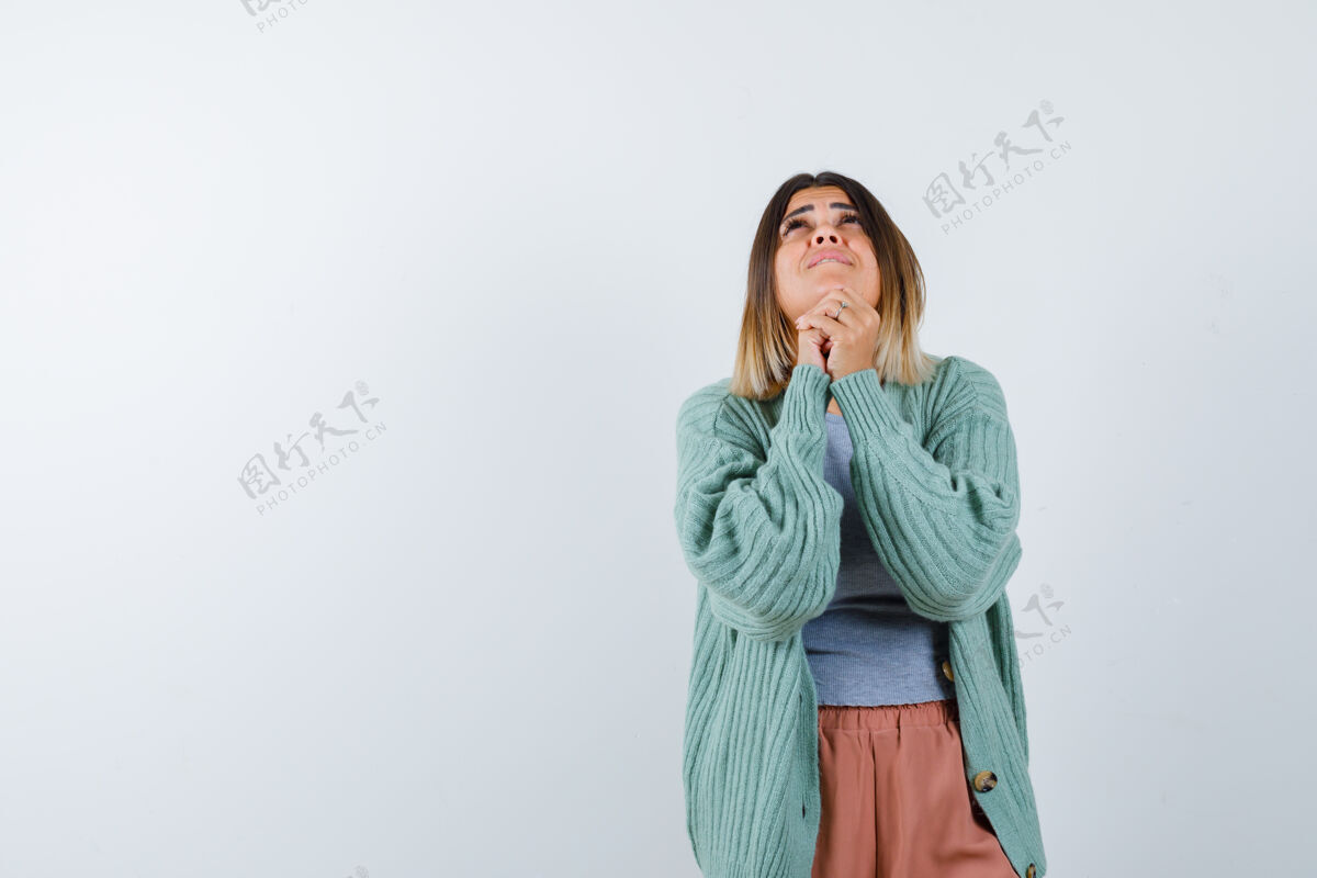 眼睛一个穿着便服 双手合十祈祷的女人 看上去充满希望正面图欢呼手势现代