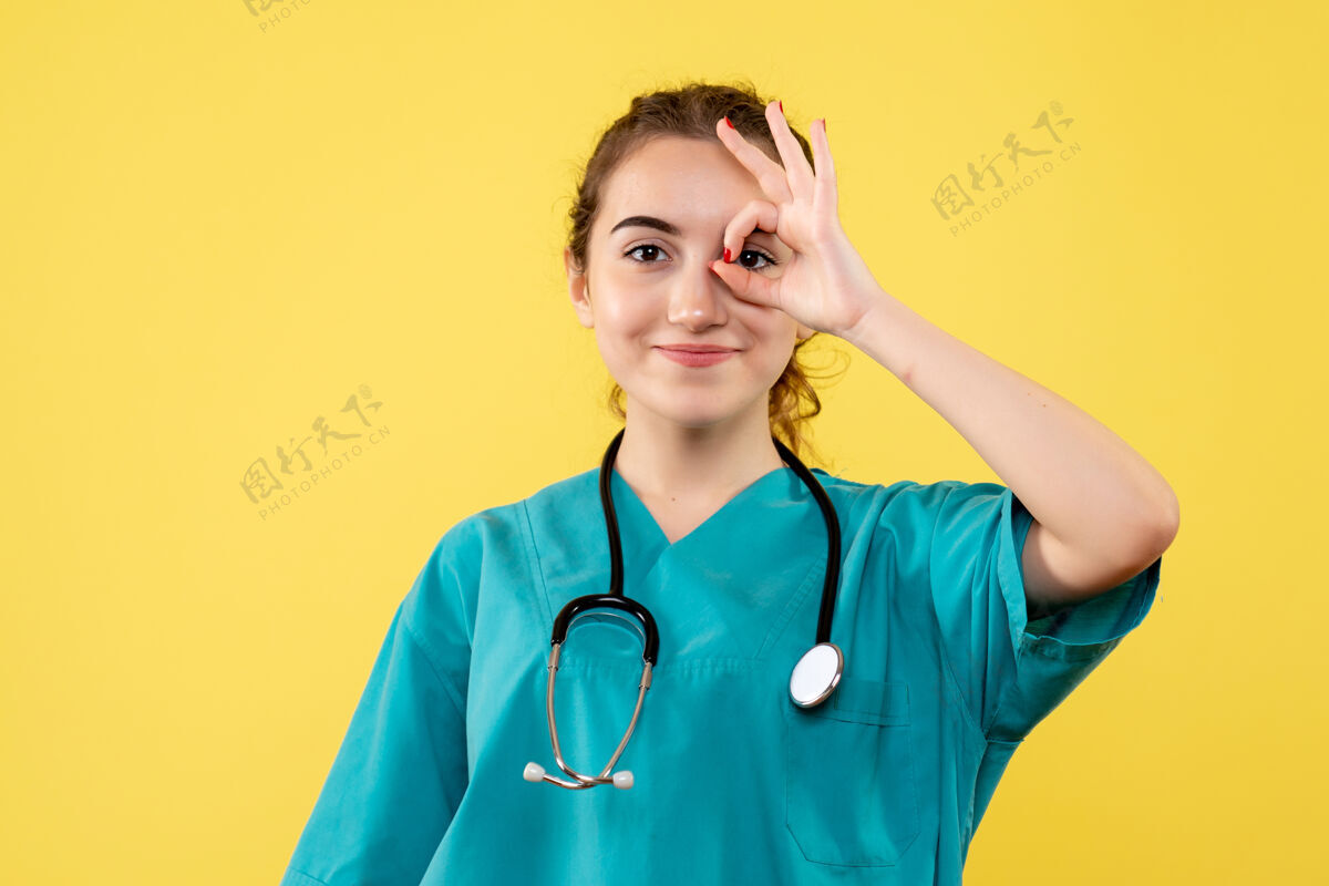 人前视图女医生穿着医疗衬衫 颜色情感病毒covid-19制服健康医院颜色女