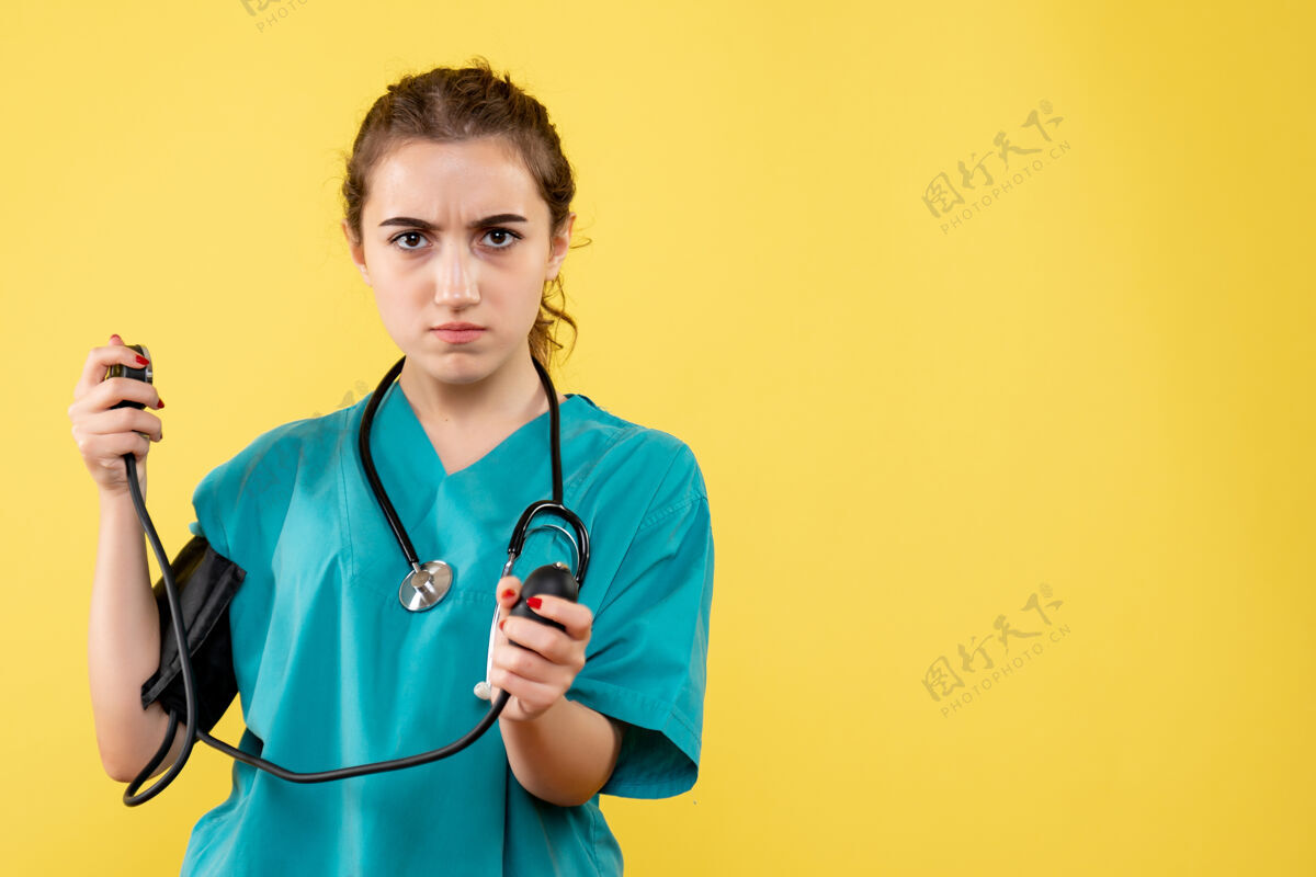 大流行前视图穿着医用衬衫的女医生正在检查她的压力 健康情绪制服covid-19大流行医学女医生情绪
