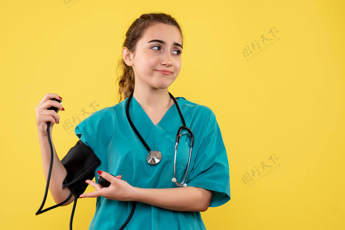 女医生前视图穿着医用衬衫的女医生正在检查她的压力 病毒健康情绪covid-19大流行制服护士医院女