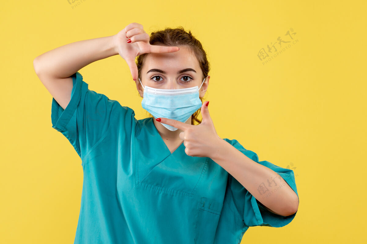 流行正面图女医生穿着医用衬衫和面罩摆姿势 病毒健康色大流行covid-19制服女性医学人