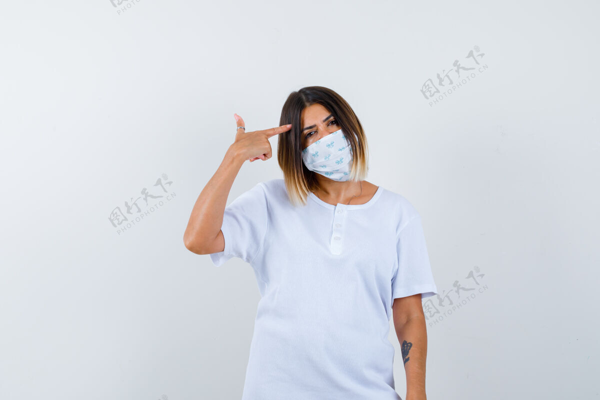 成人一个年轻的女性 穿着t恤 戴着面具 看着若有所思的前景色清洁思想黑发