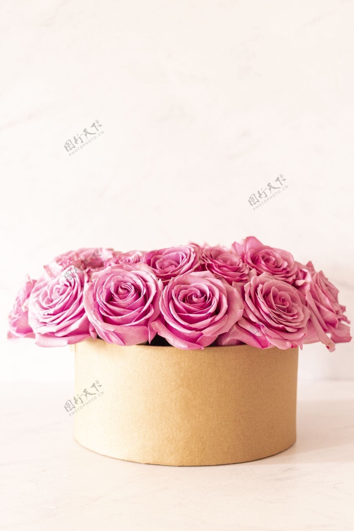 玫瑰美丽的花束与粉红玫瑰在一个粉红色的背景盒花浪漫束