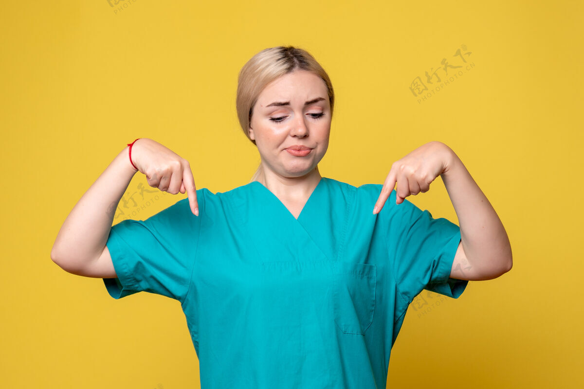 女医生前视图穿着医用衬衫的女医生 医生肖像人成人