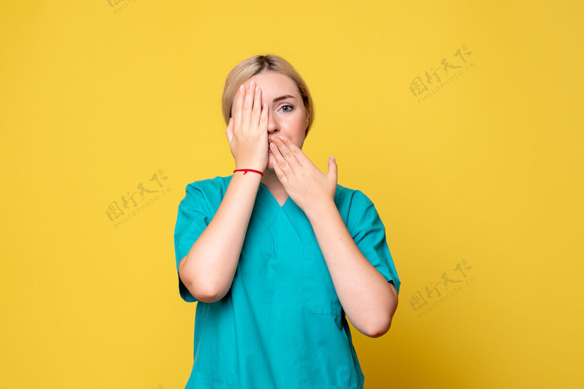 肖像前视图穿着医用衬衫的女医生 医护人员 护士女人美女快乐