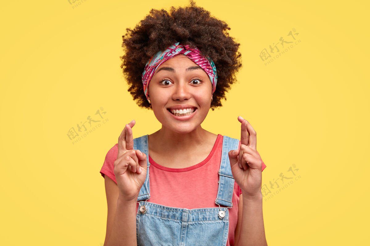女人年轻的黑发女人 卷发和彩色的头巾人年轻头巾