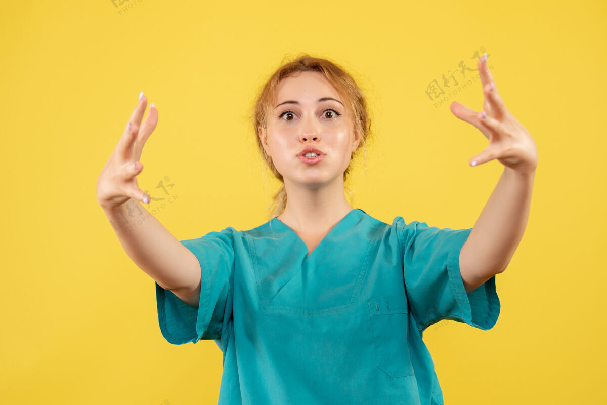 健康正面图女医生穿着医用衬衫 医院医护人员covid-19健康色人人美女