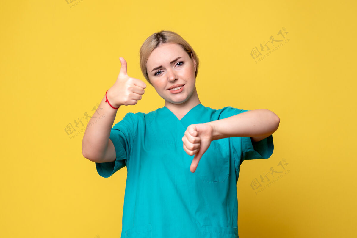 成人前视图穿着医疗衬衫的女医生 情感大流行护士covid-19医生竖起大拇指决定人