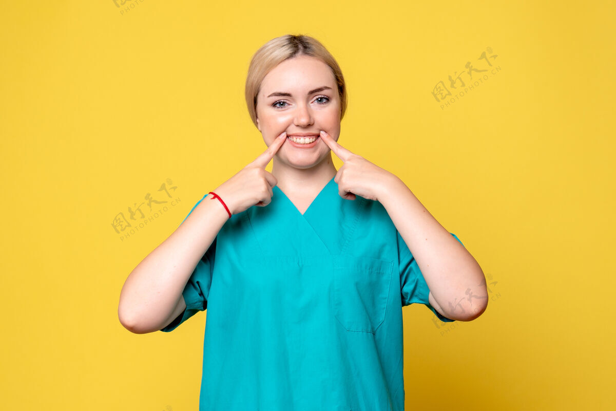 人前视图穿着医疗衬衫的女医生 大流行护士 医生医学黄色女性