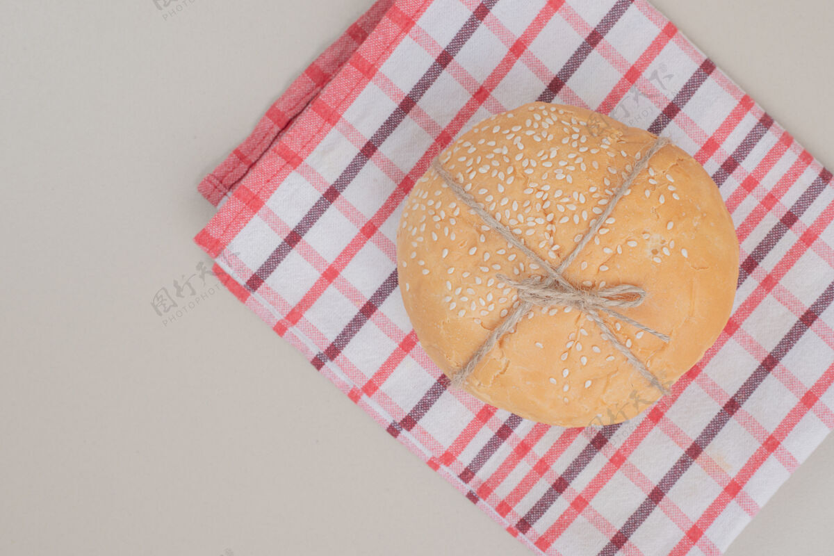 好吃的用绳子把汉堡面包放在桌布上盘子面包好吃的