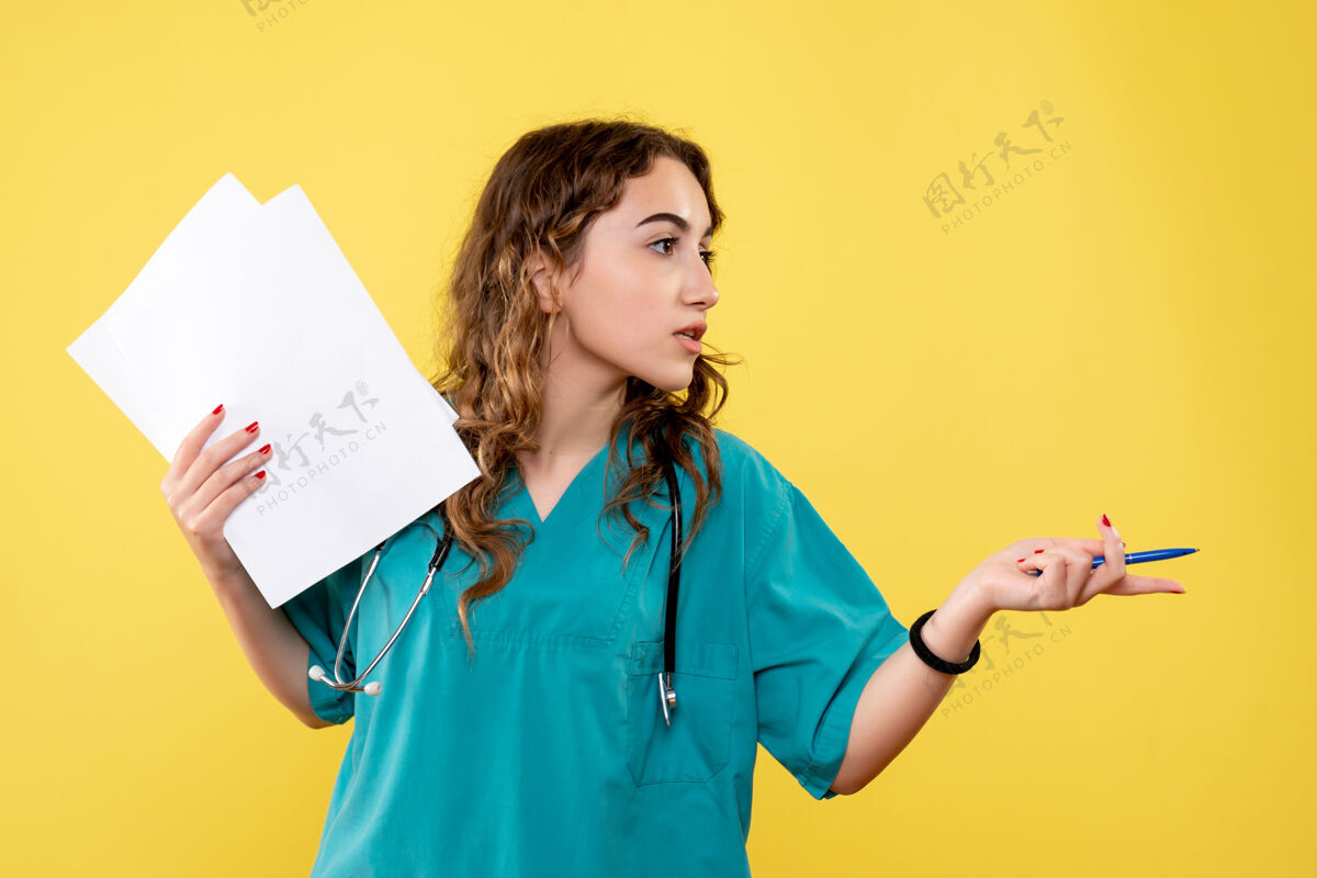 拿着正面图女医生穿着医用衬衫手持纸张分析 制服covid-19健康大流行情绪人一张纸肖像