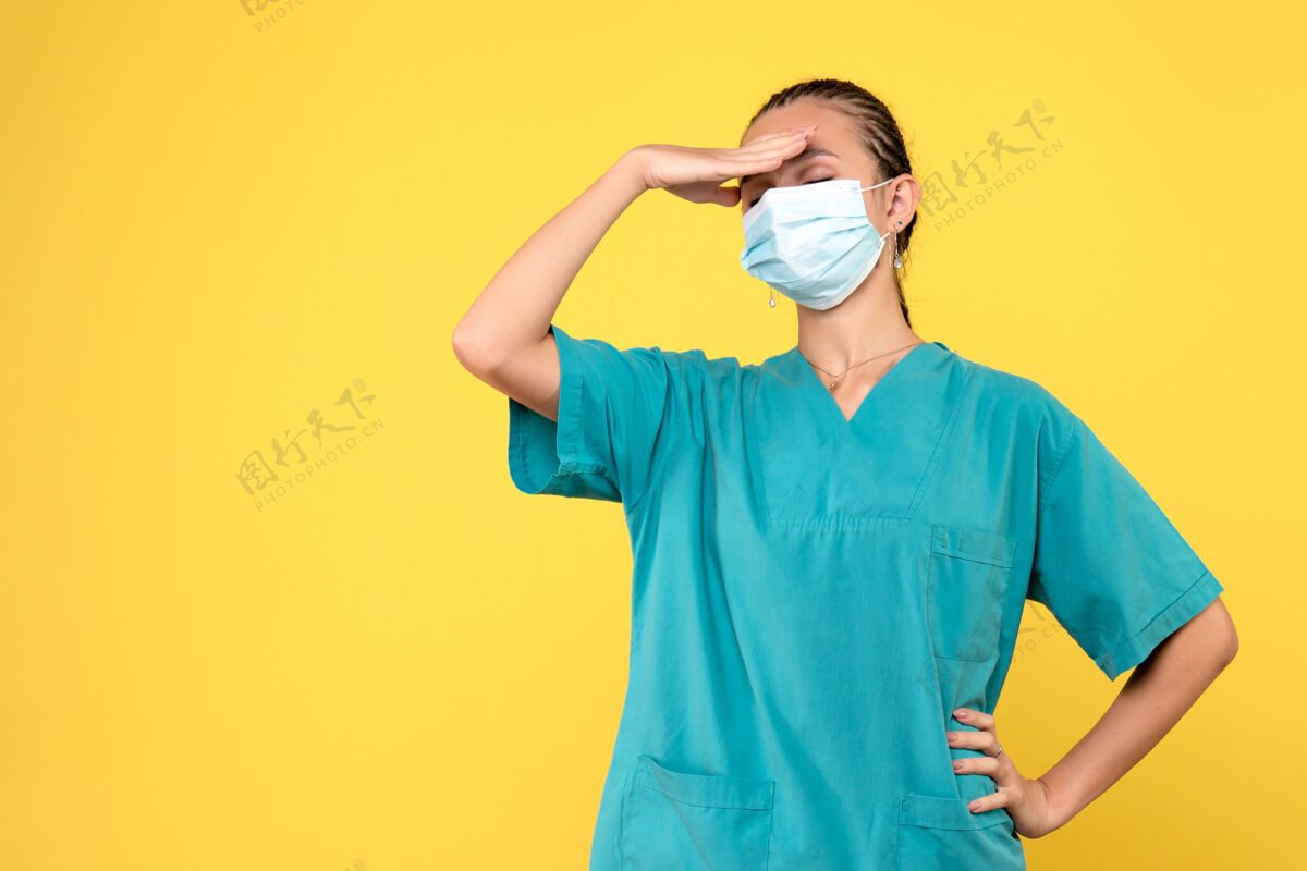 肖像前视图穿着医用衬衫和面罩的女医生 大流行医护人员病毒covid-19医院面具医学女性