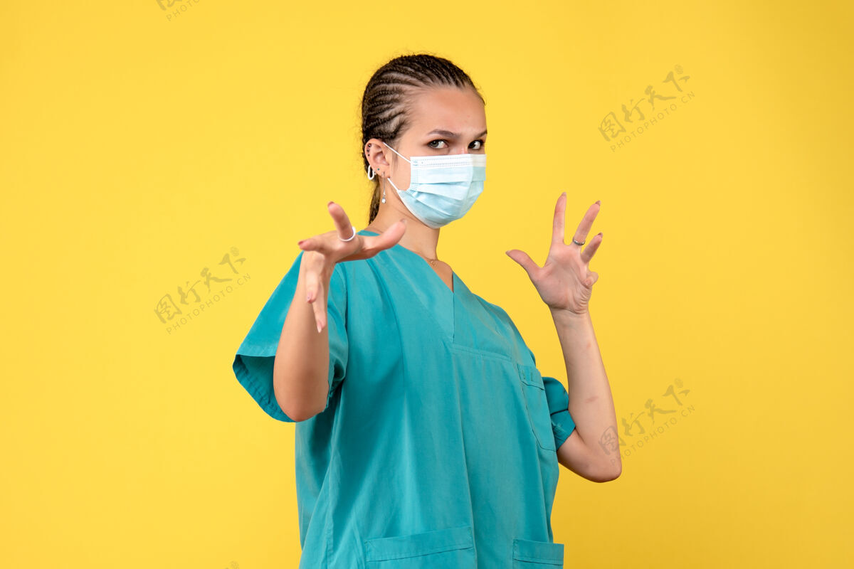 医疗正面图女医生穿着医用衬衫 戴着口罩 健康护士医院病毒柯维德-人物肖像女性
