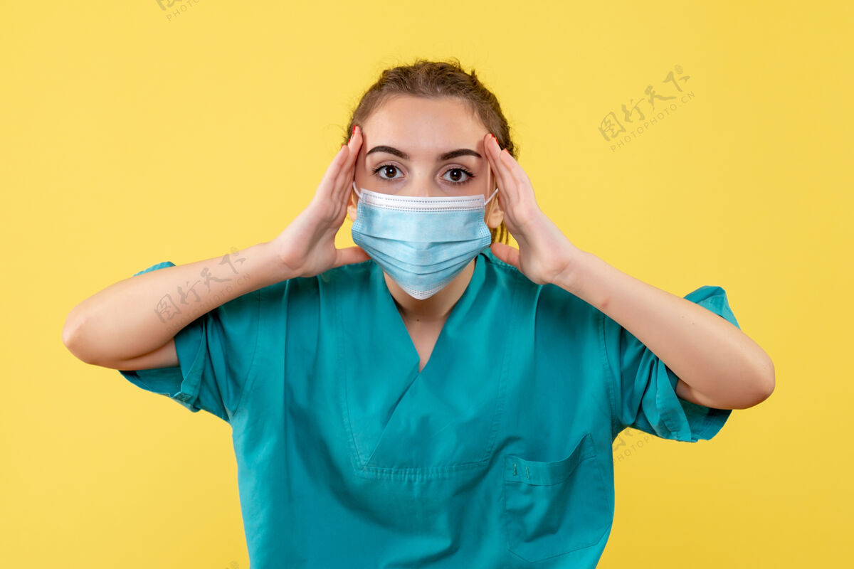 面具正面图女医生穿着医用衬衫 戴着口罩 彩色大流行性健康病毒covid-颜色肖像健康