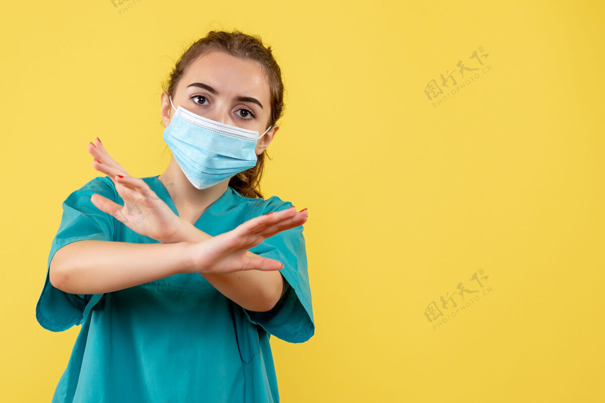 制服正面图女医生穿着医用衬衫 戴着口罩 统一的病毒健康色covid-19医生女性人