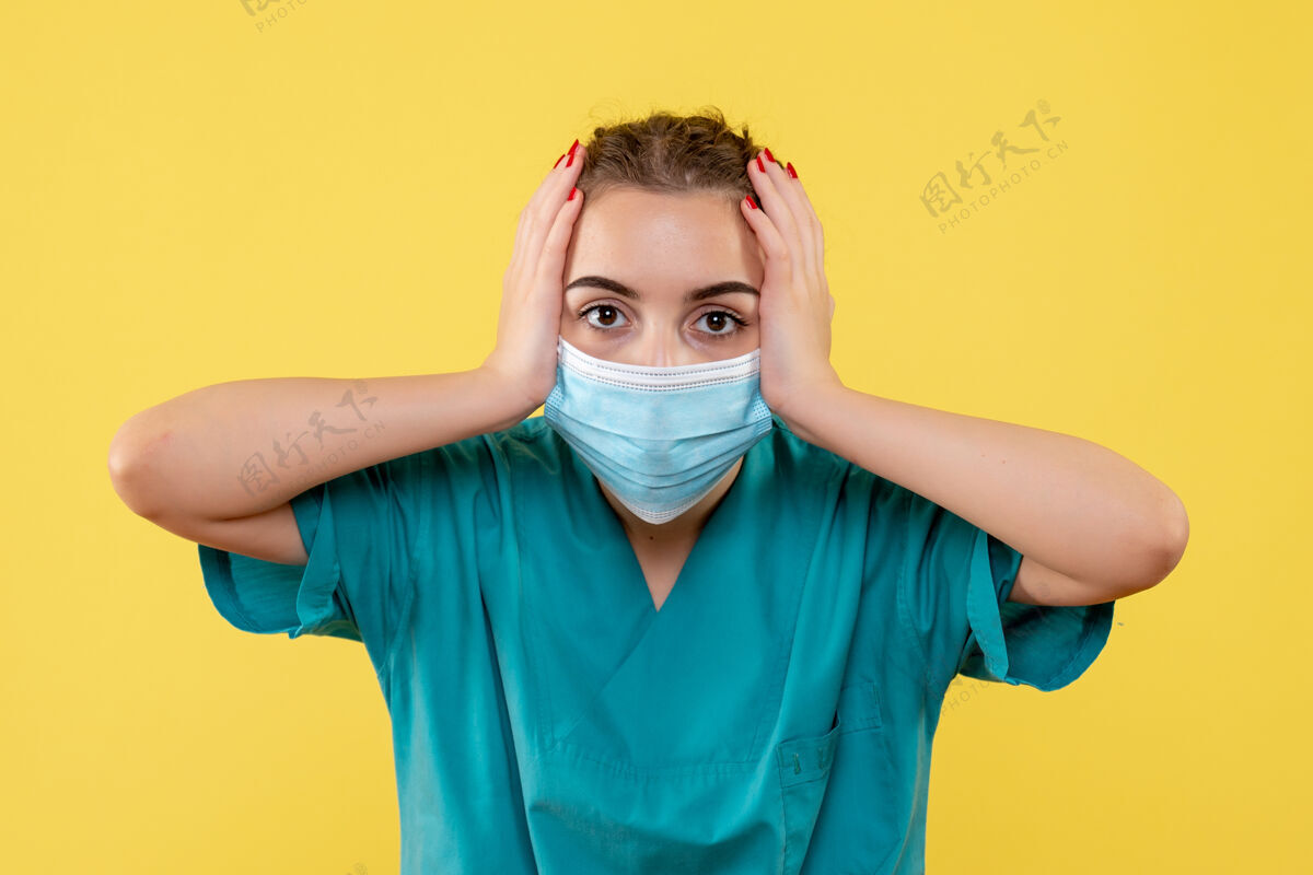 制服正面图女医生穿着医用衬衫和面罩 健康病毒covid-19大流行色制服女人面具医学