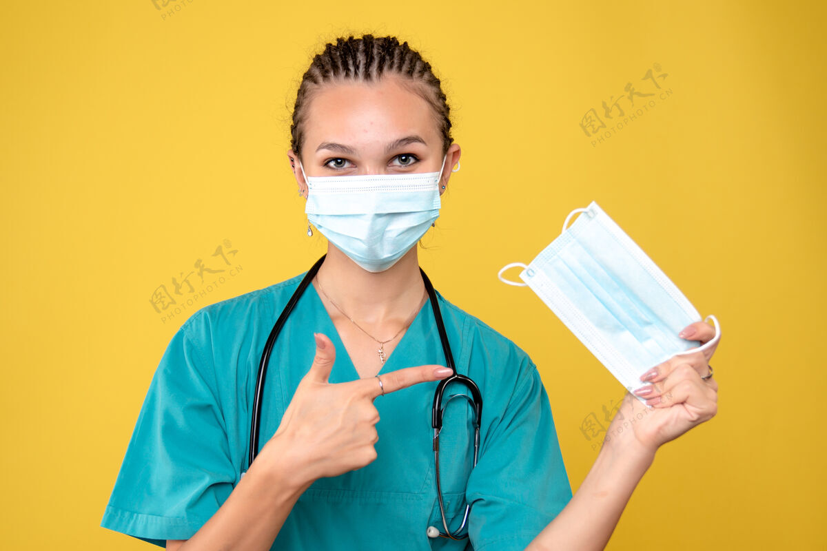 医学正面图女医生戴着口罩 手持另一张 病毒医院大流行的covid-19医护人员女医生另一个女人