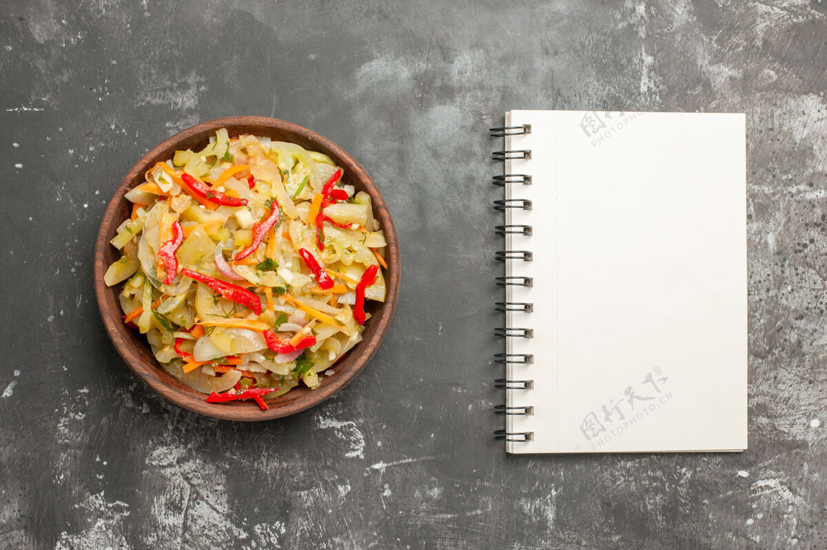 晚餐从远处俯视沙拉蔬菜沙拉在碗笔记本胡椒笔记本沙拉