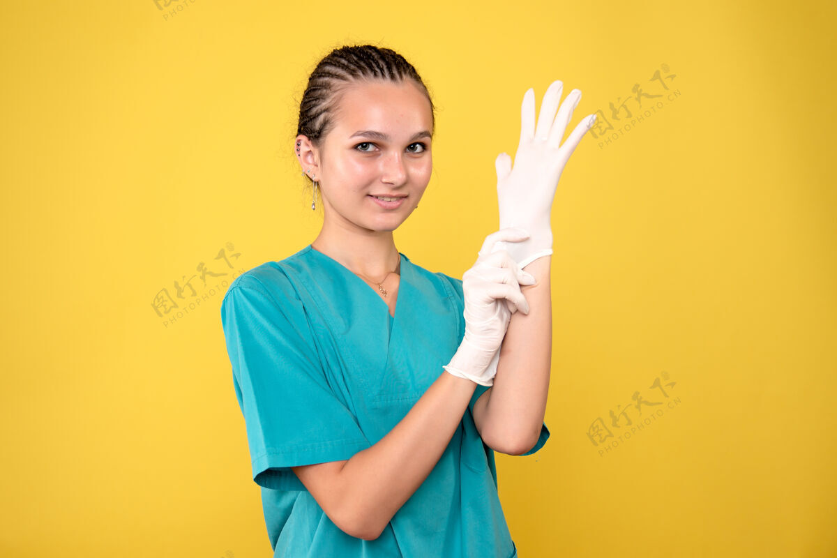 病毒黄墙上戴手套的女医生正面图护士健康前面