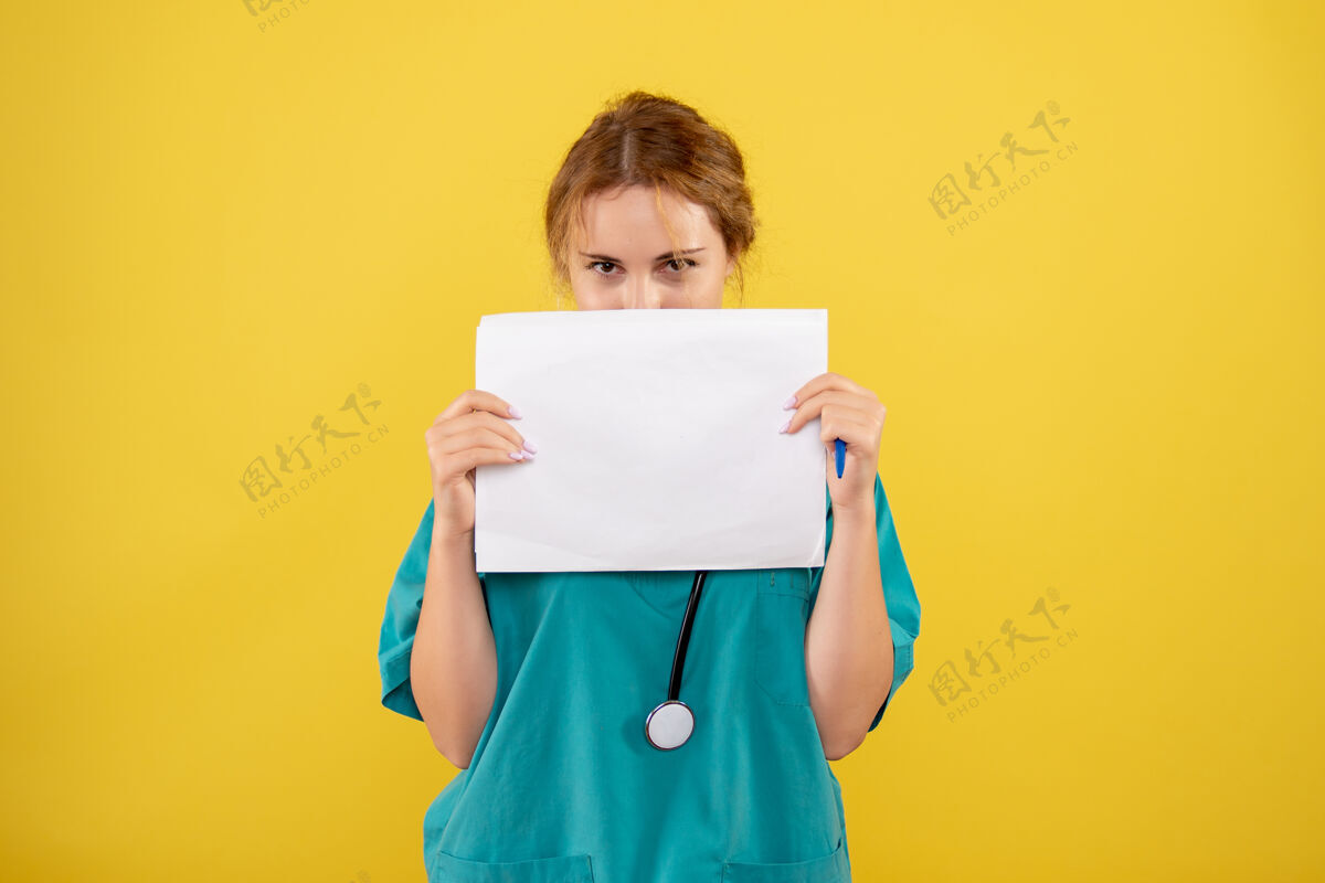 人黄墙上穿着医疗服的女医生手持分析图健康医疗分析