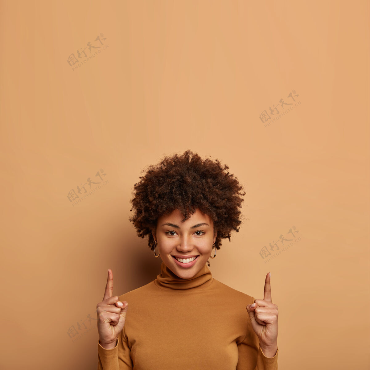 空白年轻漂亮的女人做手势的画像套头衫女性化促销