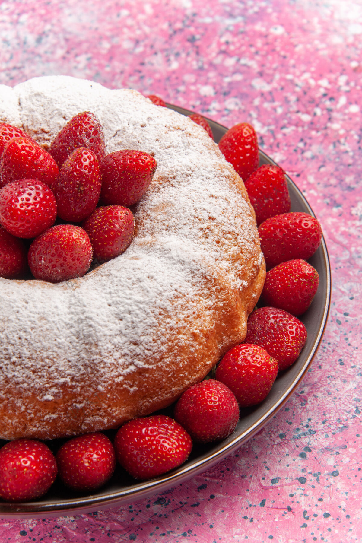 美味正面是美味的草莓派 粉红色的上面有糖粉盘子蛋糕圆的