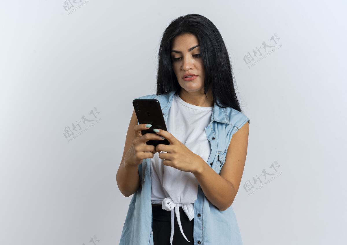 复制自信的年轻白种女孩拿着手机看着手机女孩电话空间