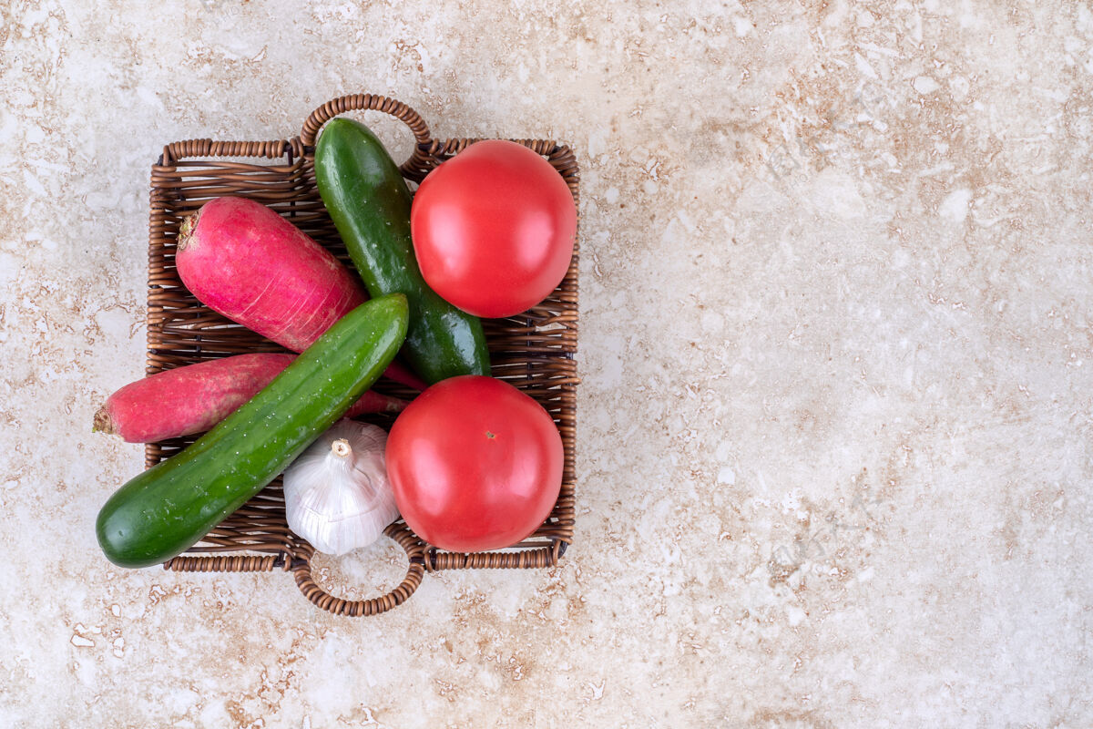 樱桃不同的蔬菜放在柳条篮子里 放在大理石桌上成熟蔬菜有机