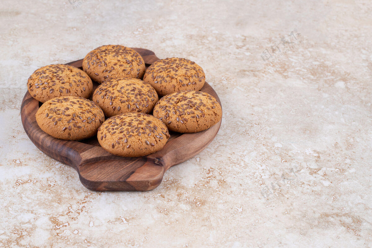 食品在大理石表面放满燕麦片饼干的木板烘焙饼干小吃