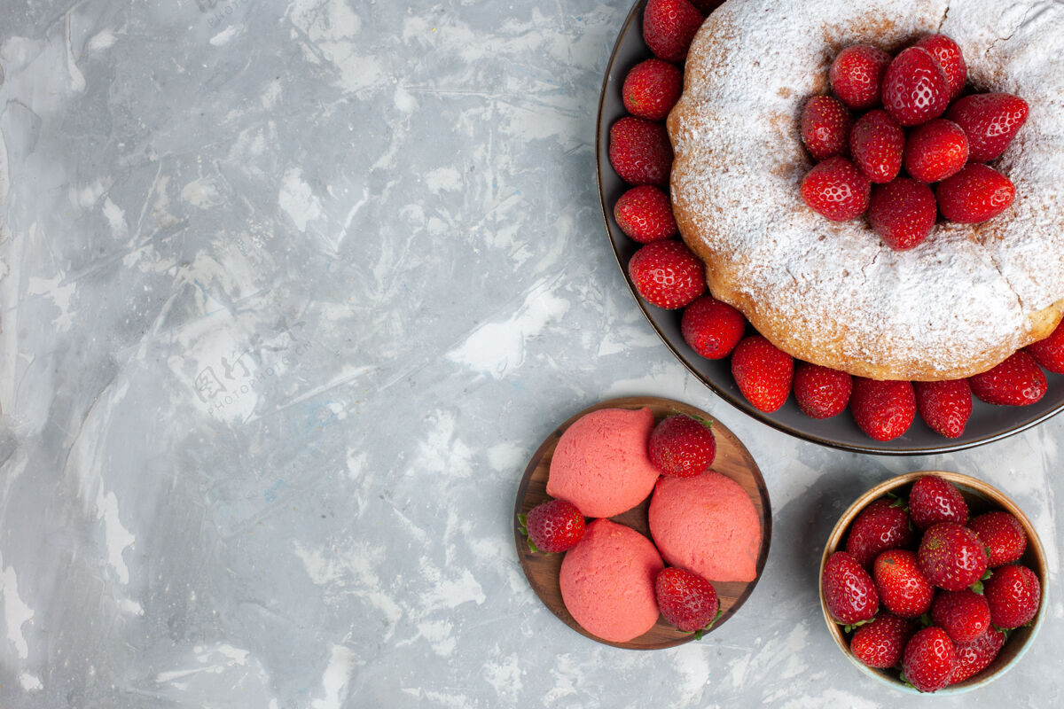 盘子顶视图美味的草莓馅饼与新鲜的红色草莓淡白色巧克力蛋糕草莓