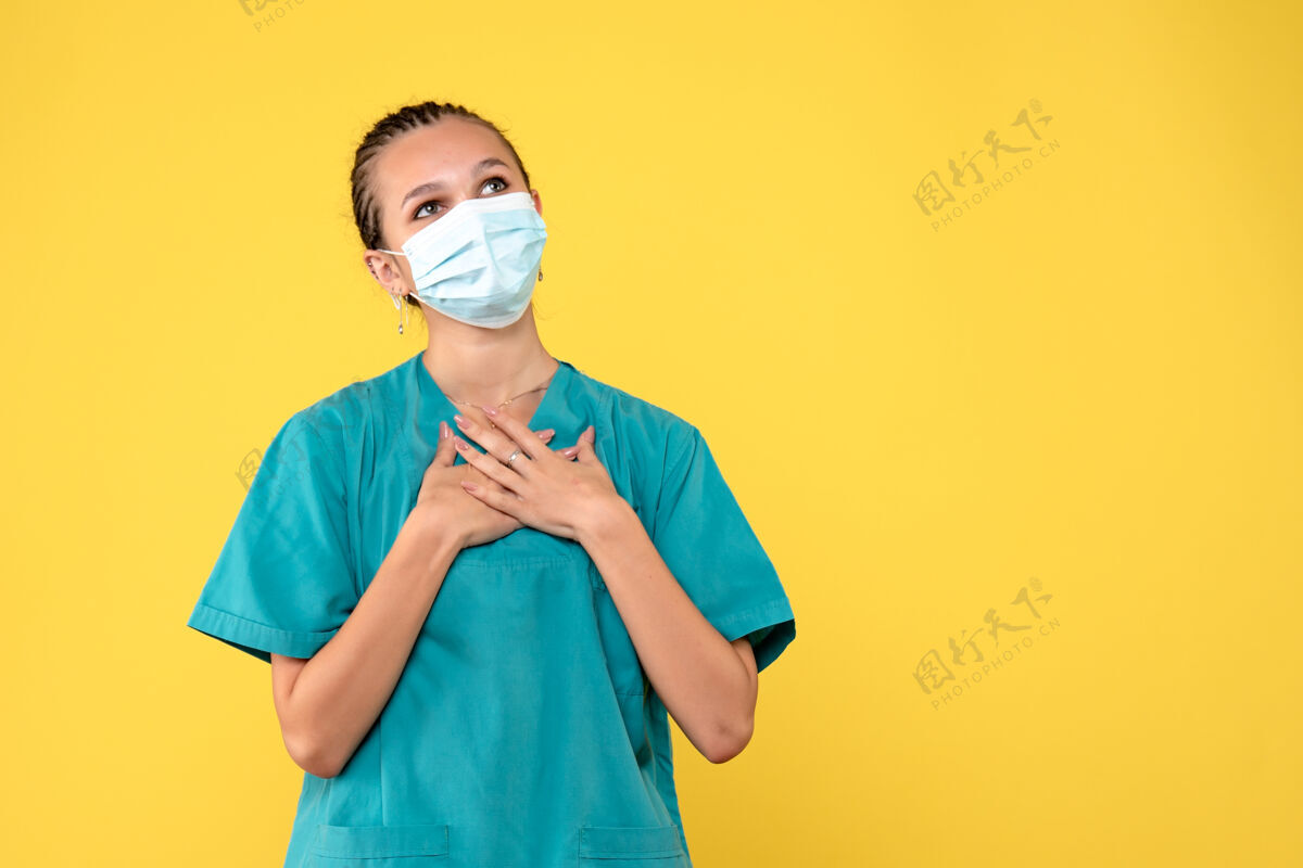 流行病正面图女医生穿着医用衬衫 戴着口罩 护士大流行病毒-19医院健康黄色成人医院