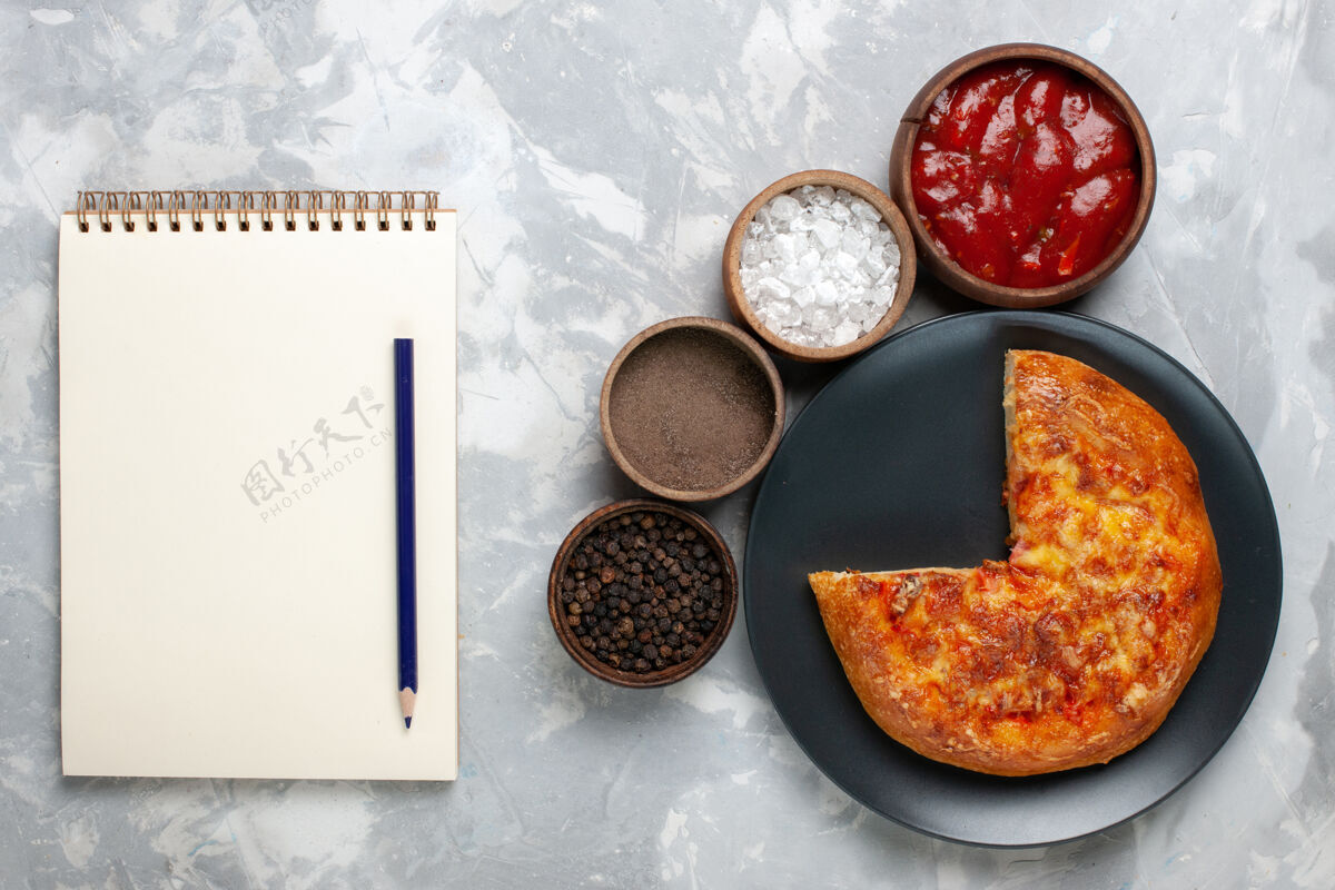 配料顶视图烤切片披萨与调味品在白色小吃饮食健康