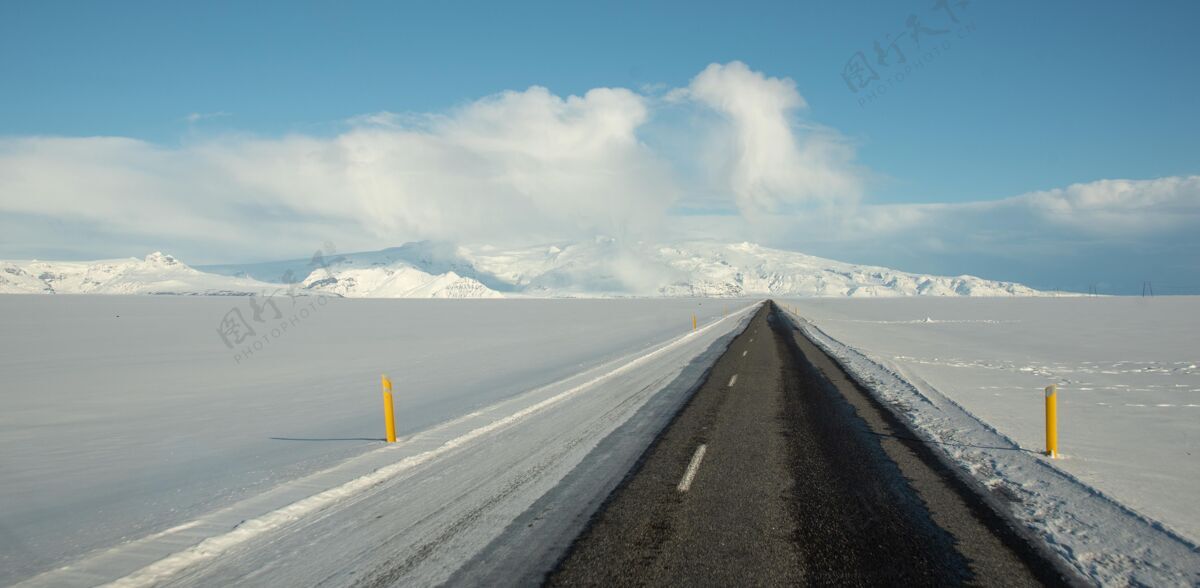 极限一条通往冰川的狭窄水泥路的美丽照片自然山峰山顶