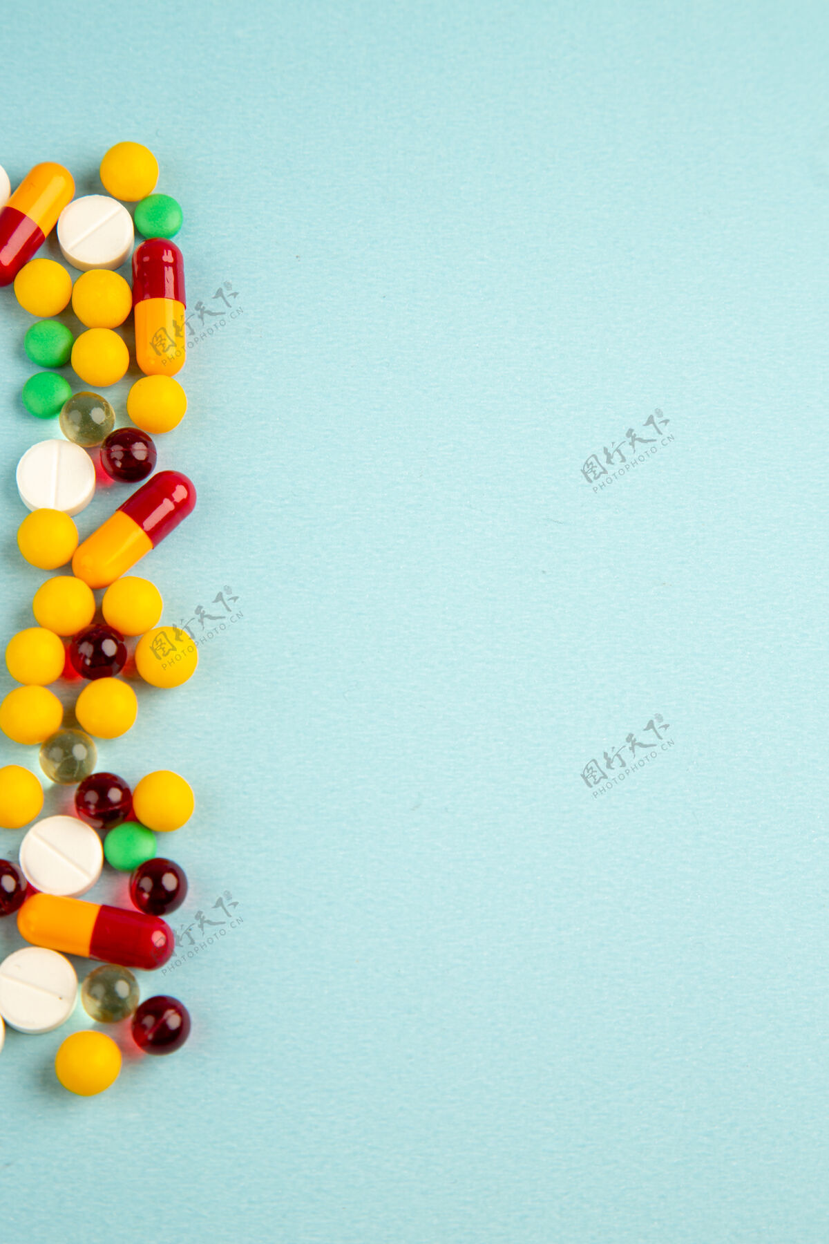 实验室俯视图蓝色背景上不同颜色的药丸顶部大流行药物