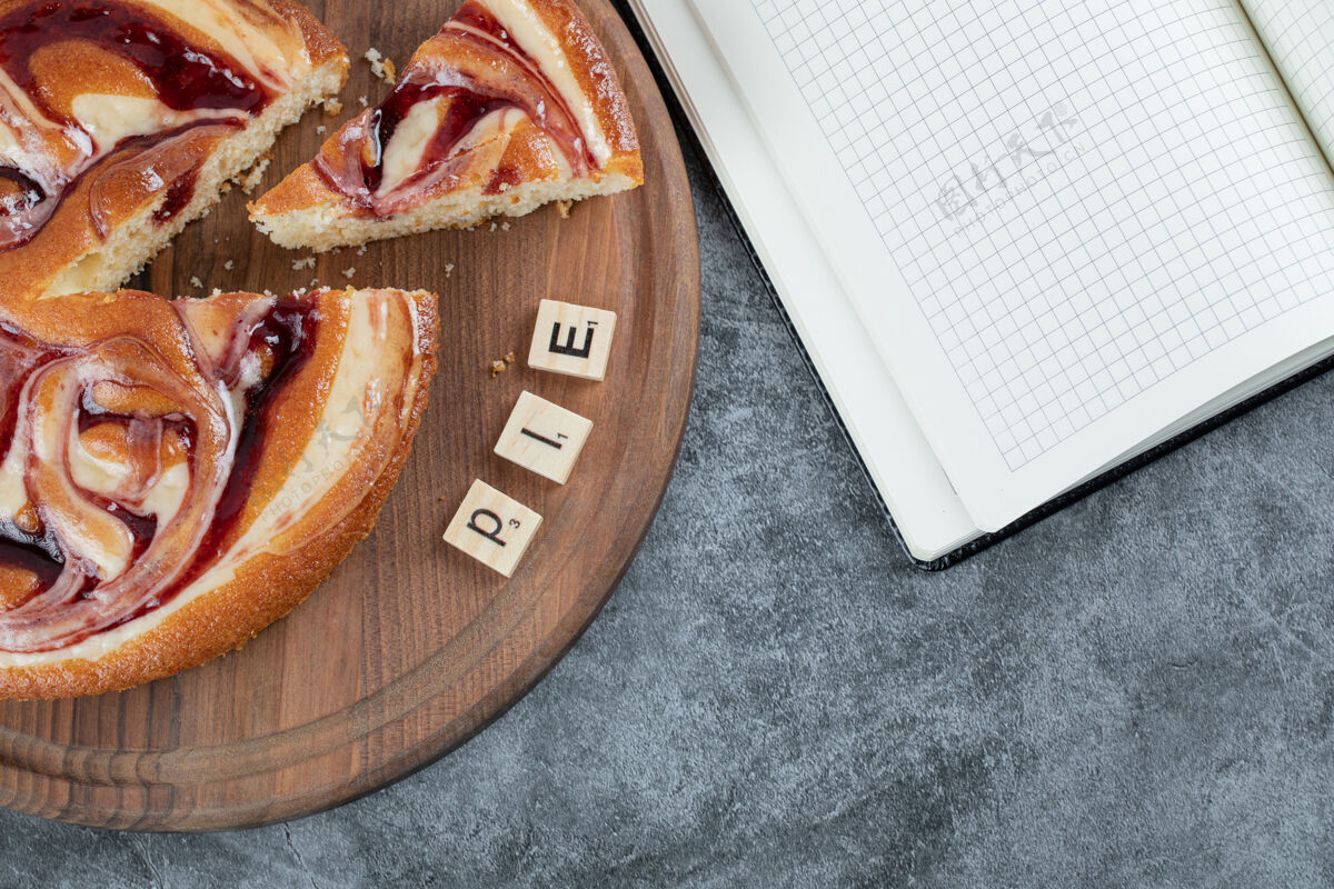 香草木制盘子上的甜饼 周围有字母骰子奶油精致面包房