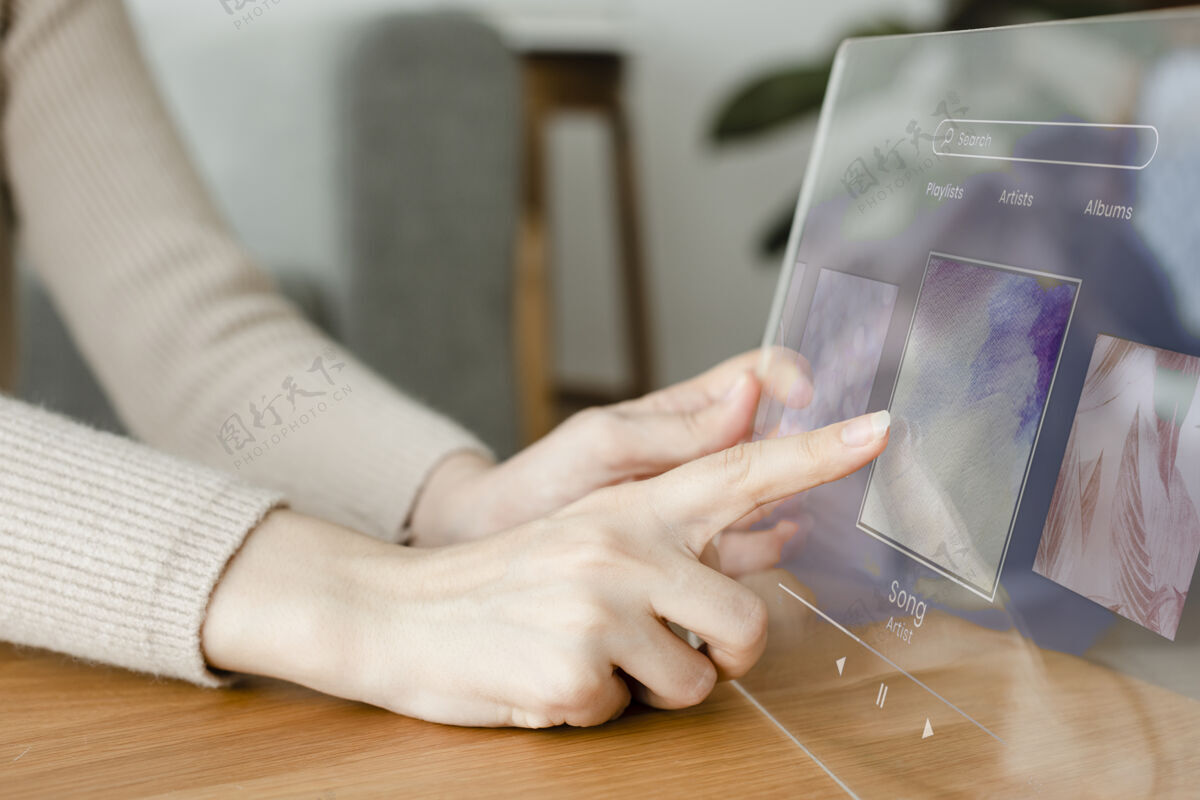 娱乐女人用透明平板播放音乐的创新技术未来派技术数字设备