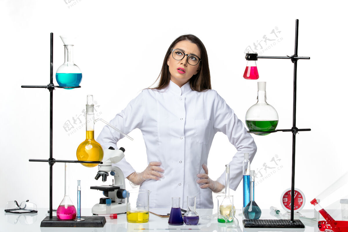 西装正面图身着无菌医疗服的女化学家站在白色背景病毒疾病的思考-大流行科学前面烧杯思维